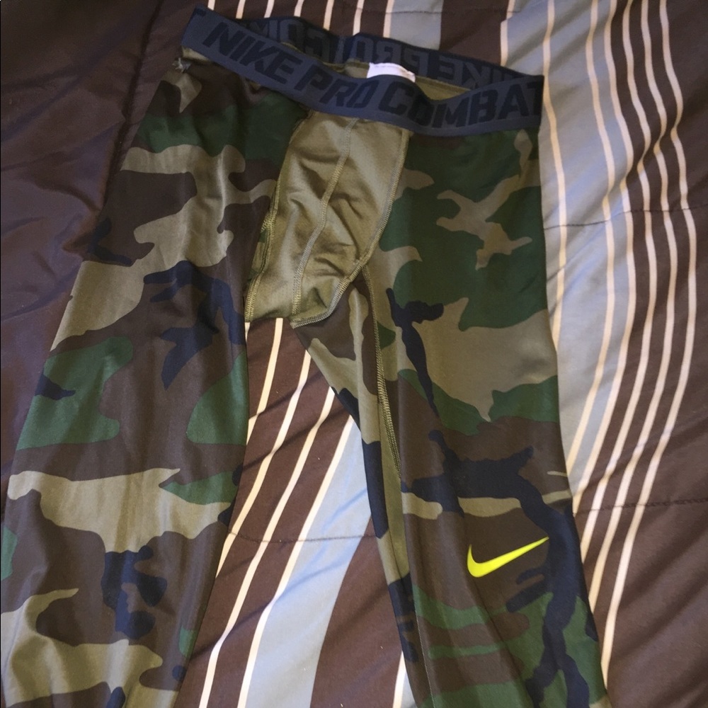 Men’s Nike compression pants camo large
